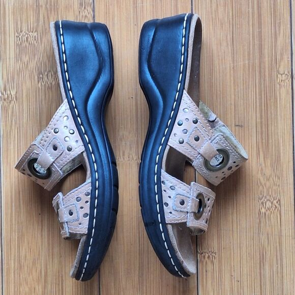 Clarks Lexi Laurel women’s 7M Tan Slide Comfort Sandal Studded Laser Cut Leather - Picture 5 of 15